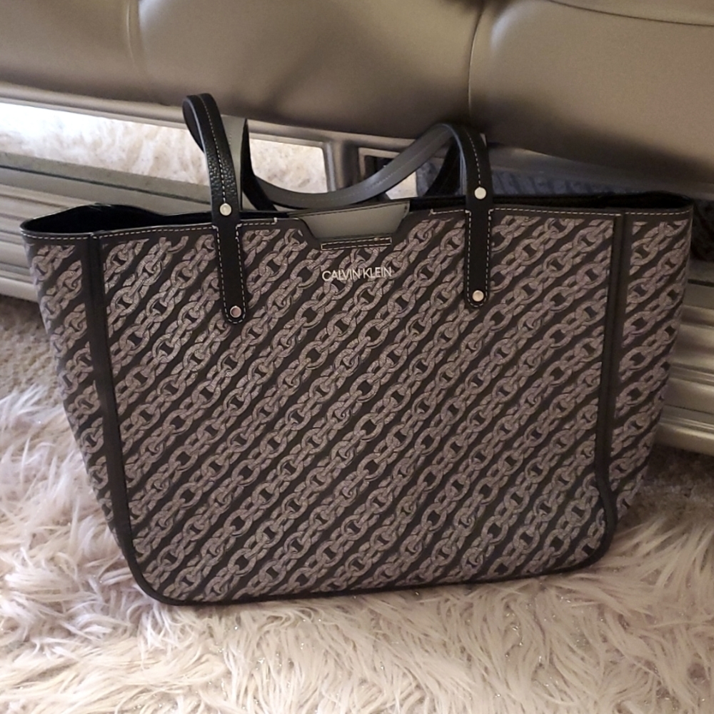 Calvin Klein Large purse brand new Gray with chain ⛓️ links